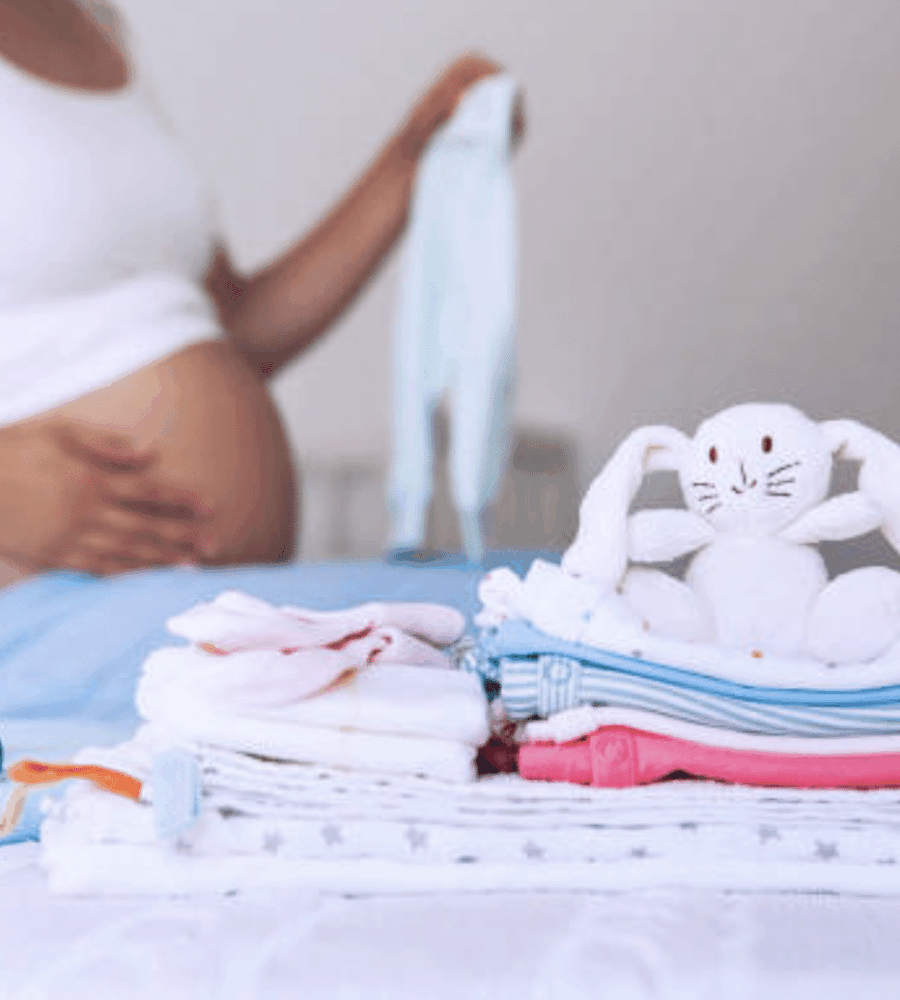 Les essentiels à avoir dans ta valise maternité